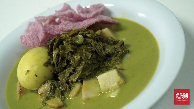 ketupat gulai paku menjadi salah satu hidangan khas Padang yang nikmat