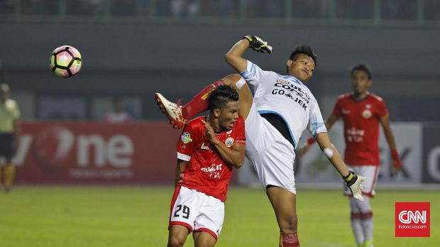 Kurnia Meiga berhasil menggagalkan penalti Bambang Pamungkas di babak kedua.