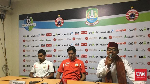 Pelatih Persija, Alessandro Stefano Cugurra (Tengah).