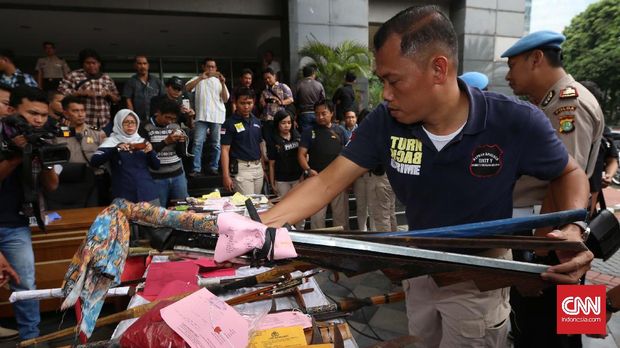 Dari pedang, celurit, anak panah hingga stik golf ikut disitas polisi sebagai barang bukti.