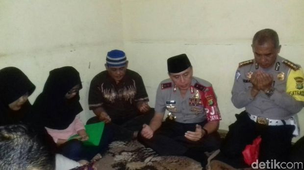 Kapolda Metro Jaya Irjen M Iriawan kunjungi rumah Briptu Gilang di Tebet, Jaksel.