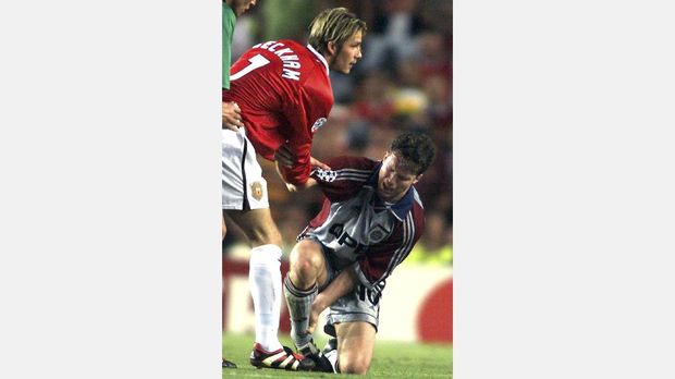 Lothar Matthaeus dihibur David Beckham pada final Liga Champions 1999.