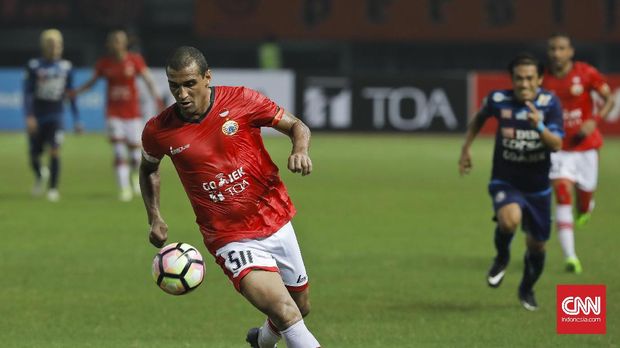 Bruno Lopes mencetak gol kedua Persija ke gawang Persiba.