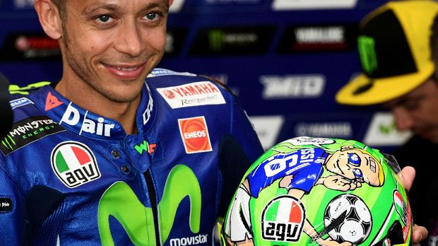 Valentino Rossi pamer helm baru untuk GP Italia.