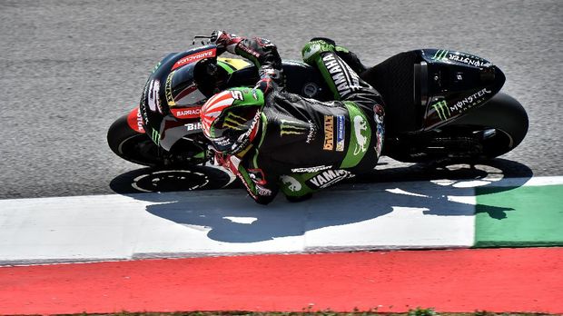 Johann Zarco menguntit Marc Marquez pada latihan bebas pertama.