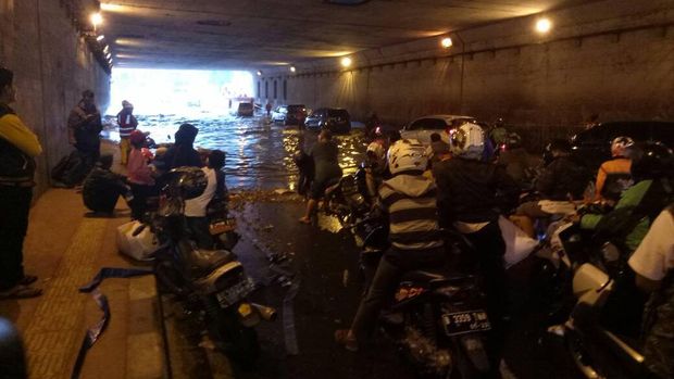 Underpass Cawang Tergenang, Lalin ke Halim Macet