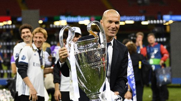 Zinedine Zidane merayakan sukses juara Liga Champions 2016/2017