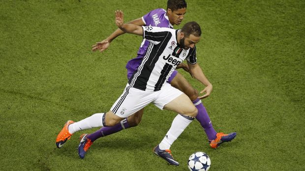 Juventus masih kesulitan keluar dari tekanan Real Madrid di awal babak kedua.