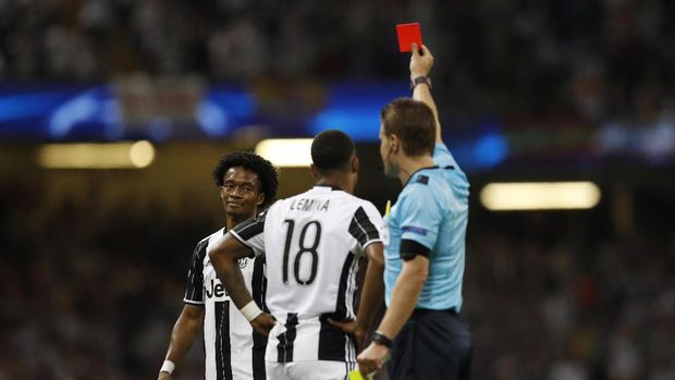 Juventus semakin terpuruk di babak kedua setelah Juan Cuadrado mendapat kartu merah.