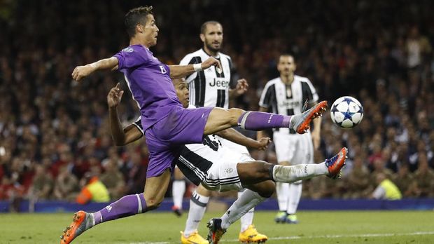 Cristiano Ronaldo berperan besar membawa Real Madrid mempertahankan trofi Liga Champions. (