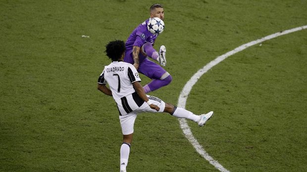Juan Cuadrado malah mendapatkan kartu merah setelah mendorong Sergio Ramos.