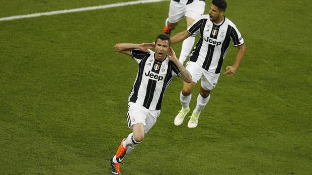 Mario Mandzukic lalu mencetak gol balasan untuk Juventus.