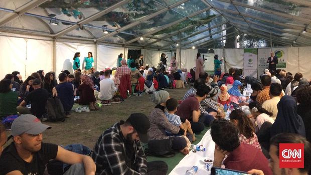 Buka Bersama, Ratusan Warga London Santap Nasi Rendang.