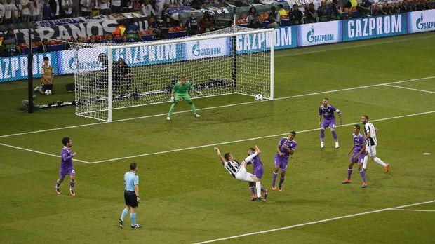 Mario Mandzukic mencetak gol melalui tendangan salto.