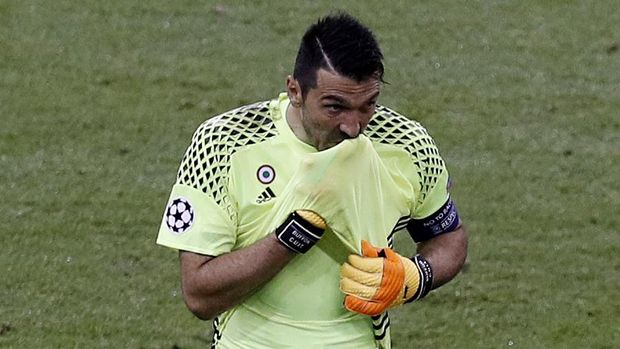 Di usia menjelang kepala empat Gianluigi Buffon meraih penghargaan kiper terbaik FIFA.