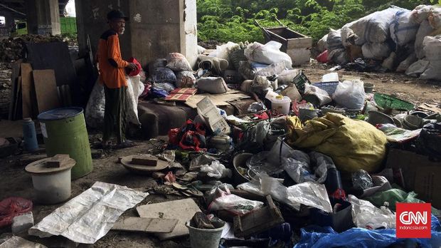 Pendatang baru dari luar wilayah DKI seringkali memanfaatkan lahan di bawah jembatan dan tol untuk tempat tinggal.