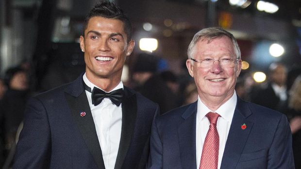 Cristiano Ronaldo saat bertemu dengan Sir Alex Ferguson di London. (