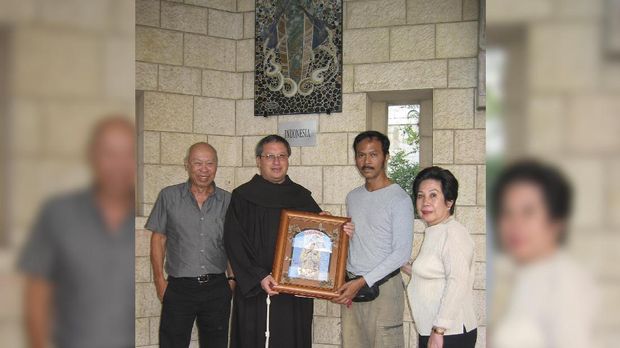 Joe Kamdani (paling kiri) dan seniman keramik F. Widayanto (kedua dari kanan) pada saat serah terima patung Madonna dari Indonesia dengan Pastur Ricardo Bustos di Basilica of Annunciation.