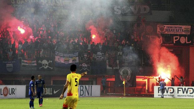 Persib terkena denda karena Bobotoh menyalakan flare.