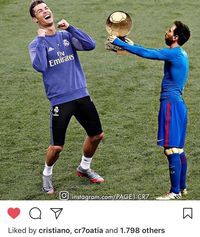Ronaldo <i>Nge-like</i> Meme Messi Serahkan Trofi Ballon d'Or