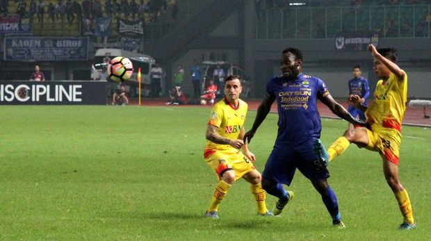 Michael Essien termasuk salah satu pemain Persib yang berusia di atas 30 tahun.