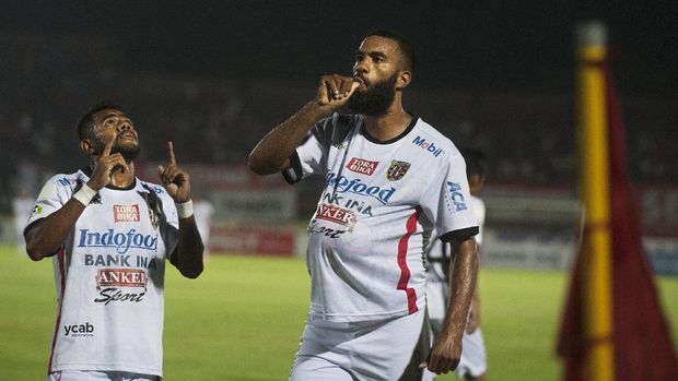 Nama Sylvano Comvalius meroket di liga sepak bola Indonesia dan terpantau hingga Malaysia.