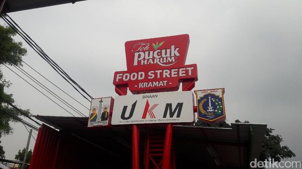  Dinas UMKM dan Perdagangan DKI Jakarta melakukan inspeksi mendadak (sidak) pengawasan makanan di sentra UMKM JP 33 dan JP 34, Senen, Senin (5/6/2017).