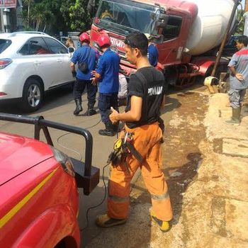 Damkar Evakuasi Truk Molen yang Terperosok di Cilandak
