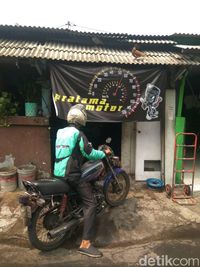 Kisah Mengharukan Driver Go-Jek yang Motornya Dibedah