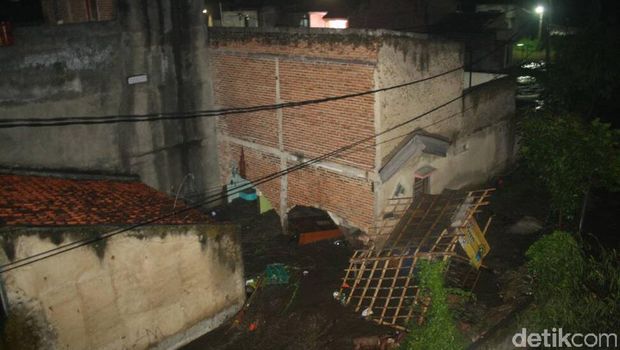 Sejumlah rumah di Garut terendam banjir sejak Senin (5/6) malam. 
