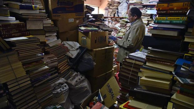 Seluruh ruangan di rumah Jose Alberto Gutierrez tertutupi oleh buku bekas.