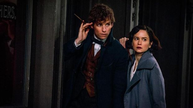 Eddie Redmayne kembali menjadi Newt Scamander dalam sekuel Fantastic Beasts and Where to Find Them.