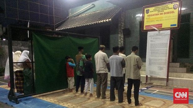 Jemaah Ahmadiyah menggelar salat di halaman masjid yang tersegel di Masjid Al Hidayah, Sawangan, Depok.