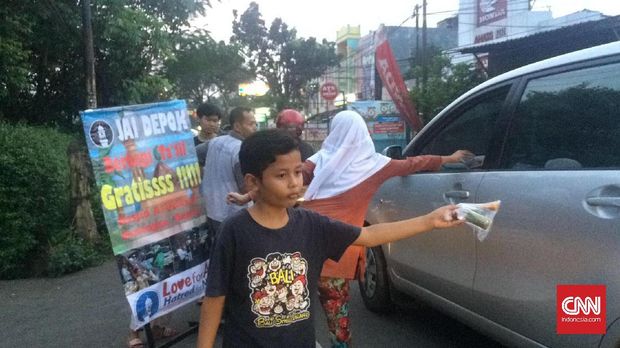 Jemaah Ahmadiyah membagikan takjil gratis kepada masyarakat sekitar.