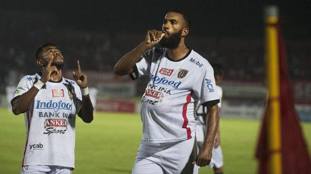 Sylvano Comvalius merupakan pencetak gol terbanyak Liga 1 2017 dengan 37 gol.