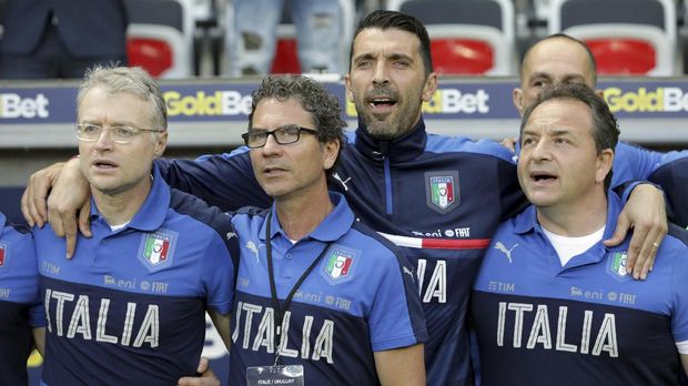 Timnas Italia memperpanjang napas lolos ke Piala Dunia 2018 lewat zona 'play-off'.