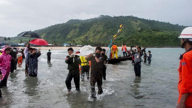 Jenazah korban pesawat Myanmar jatuh dievakuasi