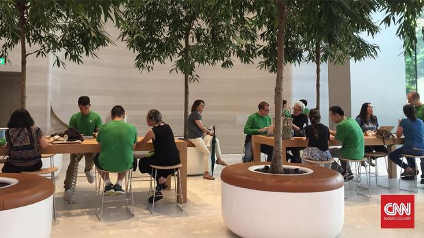 Area konsultasi dan workshop pengunjung di lantai dua Apple Store Singapura