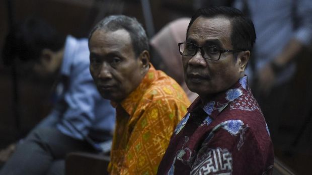 Dua terdakwa kasus korupsi pengadaan KTP Elektronik (e-KTP) Irman (kanan) dan Sugiharto