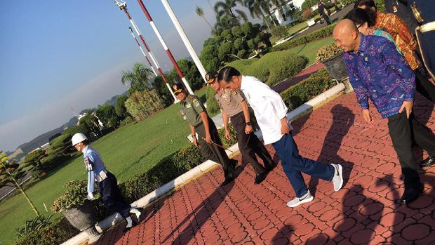 Kaesang Bikin Video Review Sepatu Sneaker Jokowi