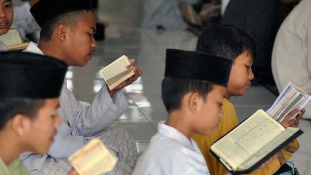 Konsep lima hari sekolah mendapat respons keras dari Nahdatul Ulama karena dianggap mengancam keberadaan pondok pesantren.