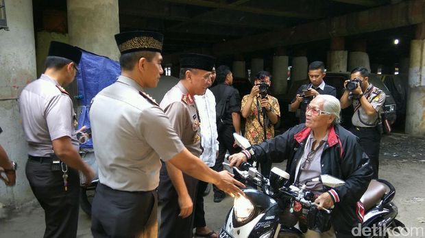  Kapolda Metro Jaya, Irjen Iriawan mengunjungi permukiman warga di kolong tol Penjaringan, Rawa Bebek, Jumat (9/6/2017)