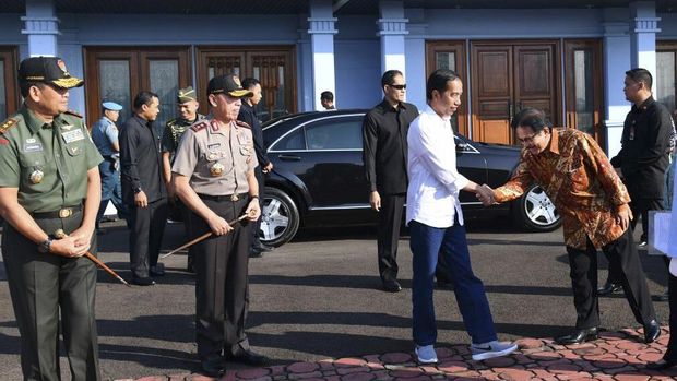 Redam Kesan Angker, Jokowi Bergaya Santai dengan Sneaker 