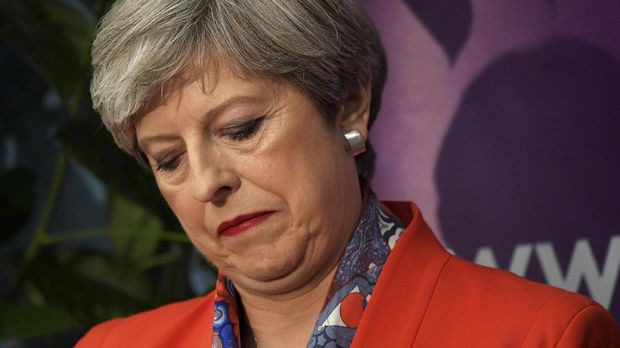 Theresa May memaksa wakilnya sendiri mengundurkan diri karena skandal pornografi.