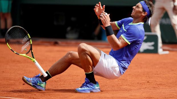 Rafael Nadal langsung histeris kegirangan saat memenangkan set ketiga atas Stan Wawrinka di final Perancis Terbuka 2017. (