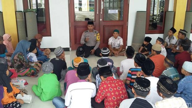 Selama Ramadan, Polisi Riau ini Luangkan Waktu Jadi Guru Ngaji
