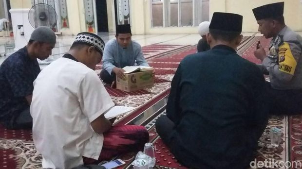Selama Ramadan, Polisi Riau ini Luangkan Waktu Jadi Guru Ngaji