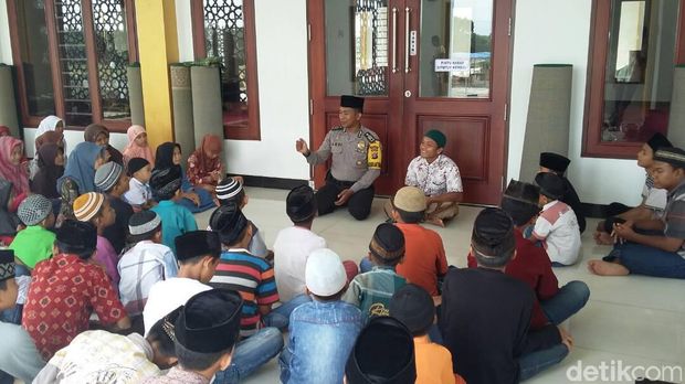 Selama Ramadan, Polisi Riau ini Luangkan Waktu Jadi Guru Ngaji