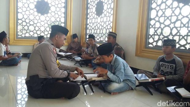 Selama Ramadan, Polisi Riau ini Luangkan Waktu Jadi Guru Ngaji