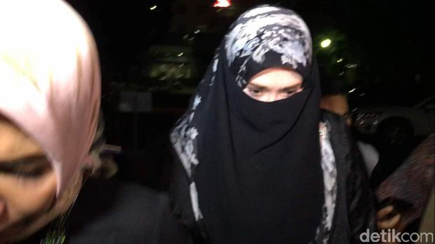 Firza Husein usai diperiksa sebagai saksi untuk Habib Rizieq di Polda Metro Jaya